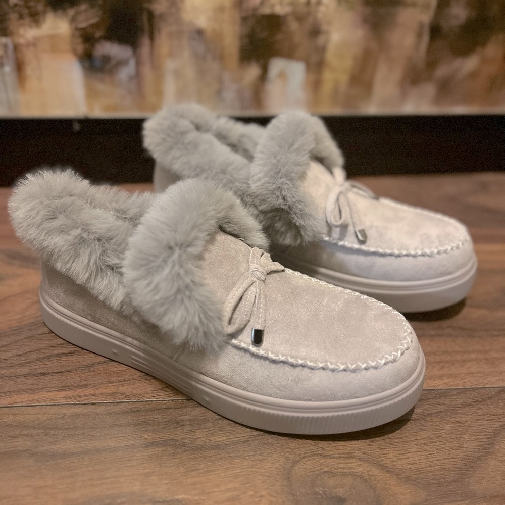 New Women's gray fuzzy moccasins